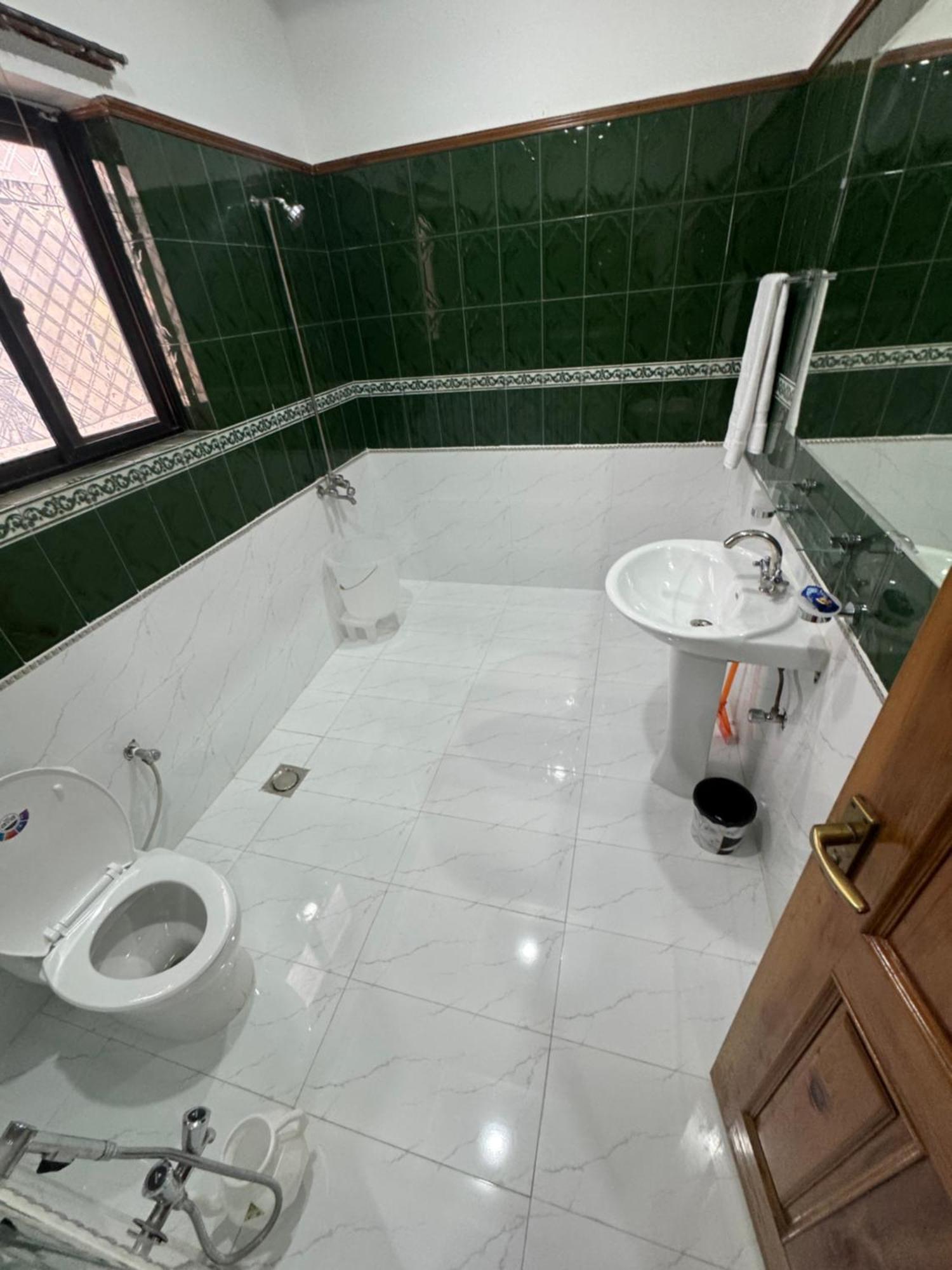 Royal Executive Inn Guest House Исламабад Экстерьер фото