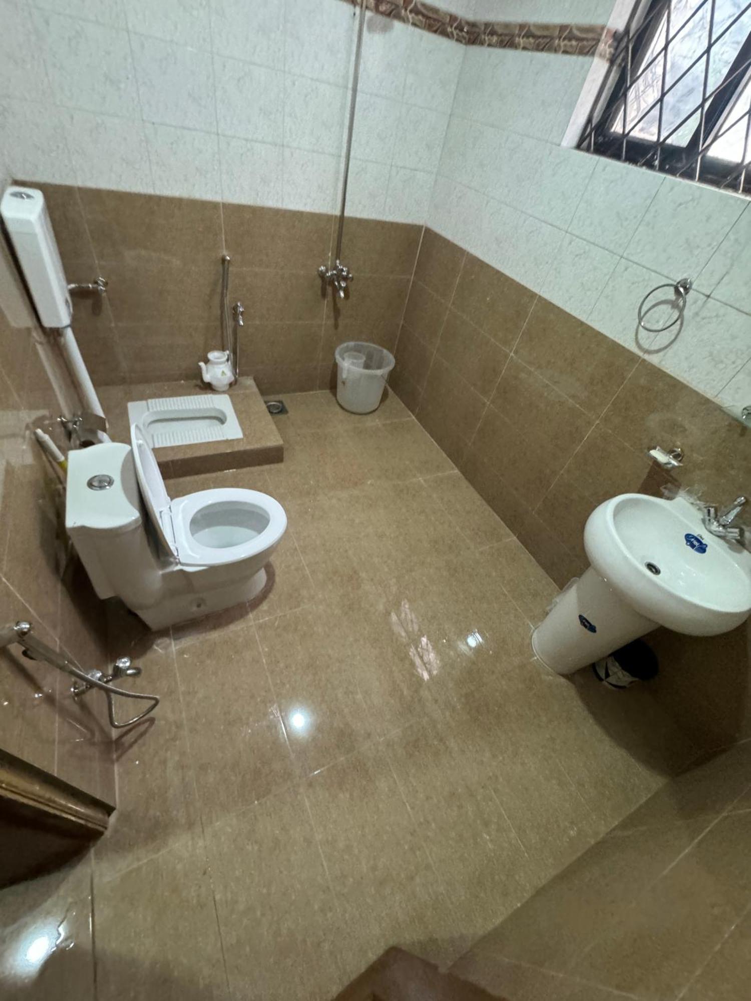 Royal Executive Inn Guest House Исламабад Экстерьер фото