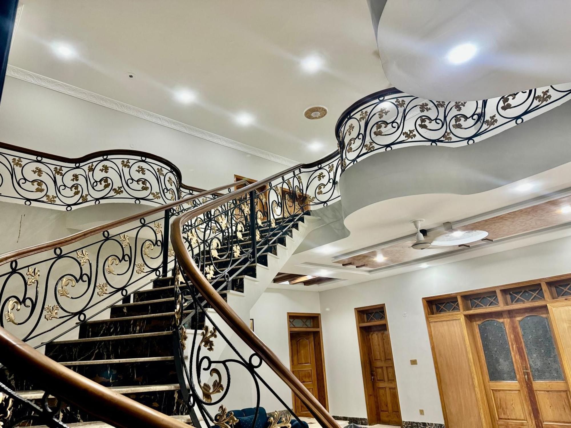 Royal Executive Inn Guest House Исламабад Экстерьер фото
